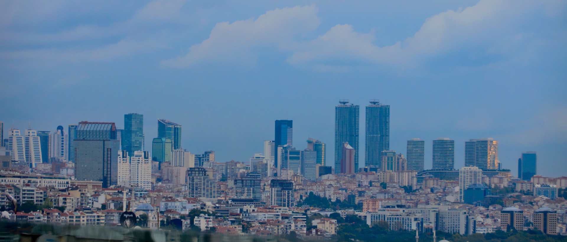 İstanbul'un iş merkezi gökdelenleriyle şehir silueti