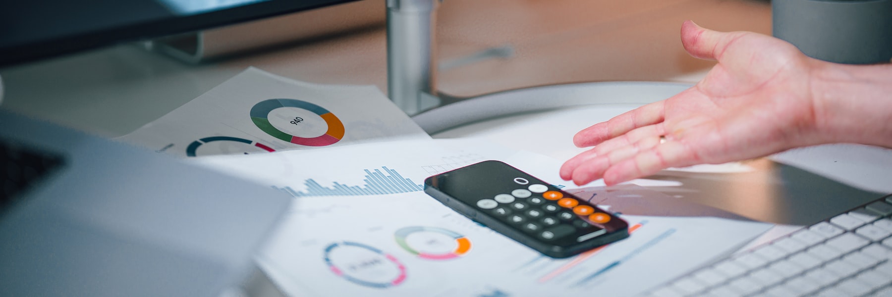 Hesap makinesi ve finansal grafiklerle muhasebe raporlarının incelenmesi