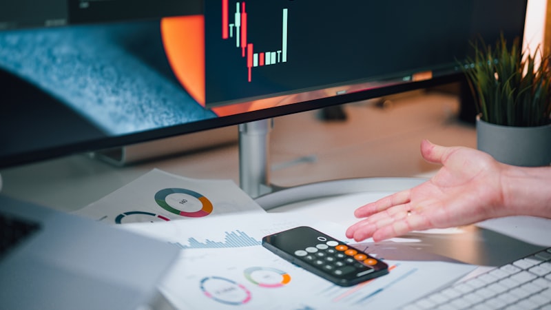 Hesap makinesi ve finansal grafiklerle muhasebe raporlarının incelenmesi